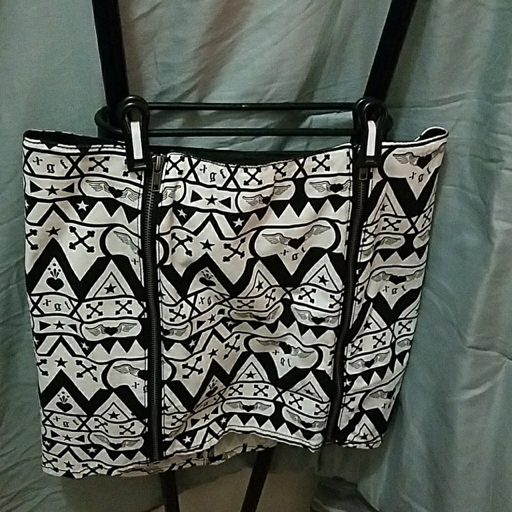 *new* H&M black and white short skirt