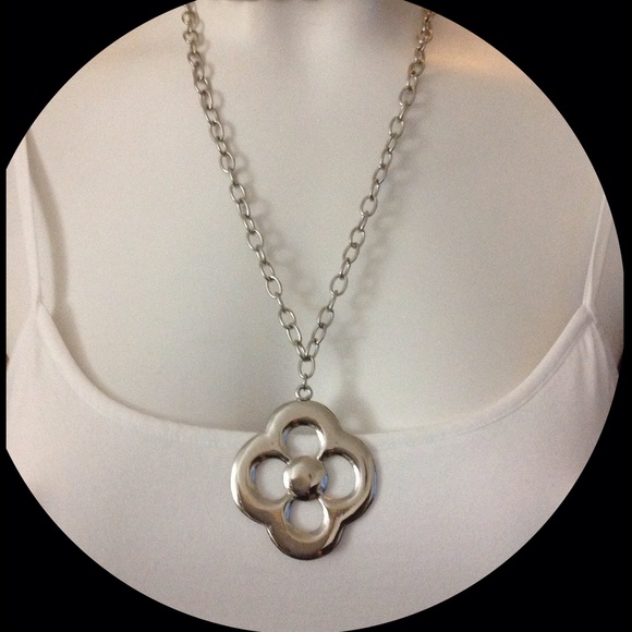 SILVER TONE FLORAL PENDANT ON THICK CHAIN - Picture 1 of 3