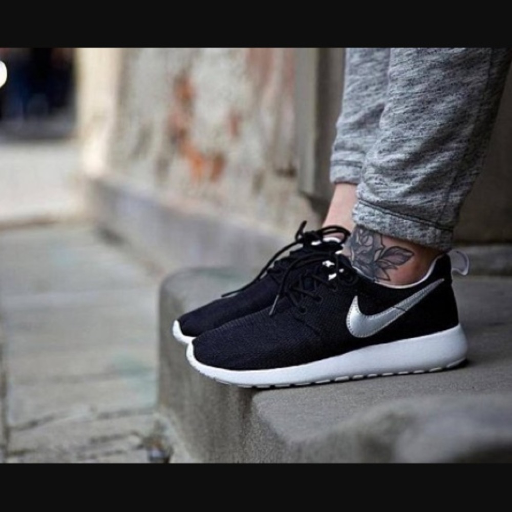 NIKE