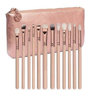 Makeup brushes