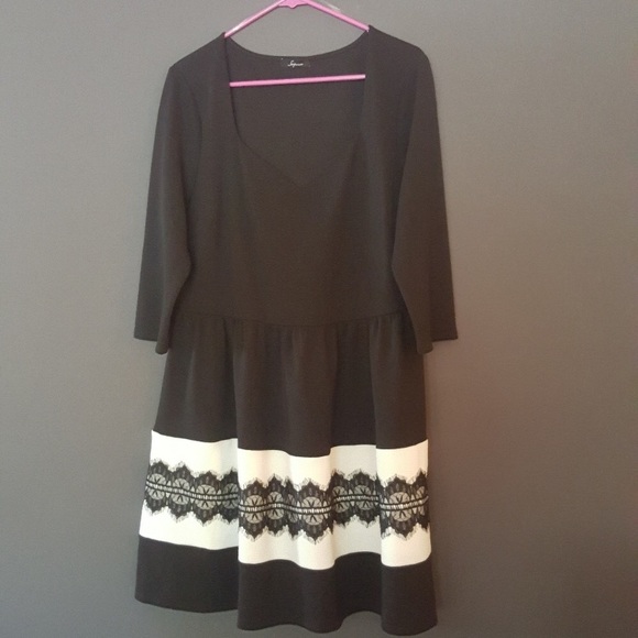 Black and White 3/4 Sleeve Dress - Picture 2 of 4
