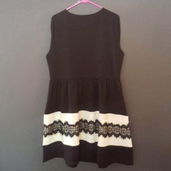 Black and White 3/4 Sleeve Dress - Picture 3 of 4