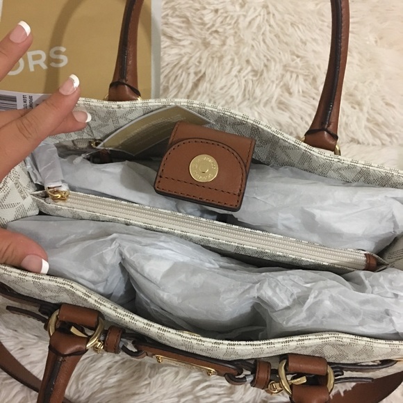 SOLD SOLDNWT ‼️MICHEAL KORS PURSE & WALLET SET ‼️ - Picture 4 of 6