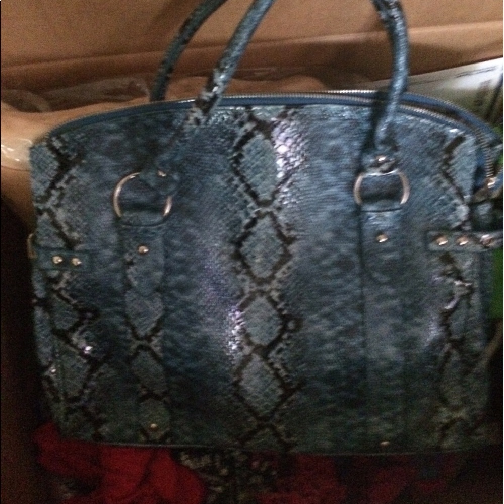 🔴 SOLD 🔴 Blue&Black snake skin bag faux leather