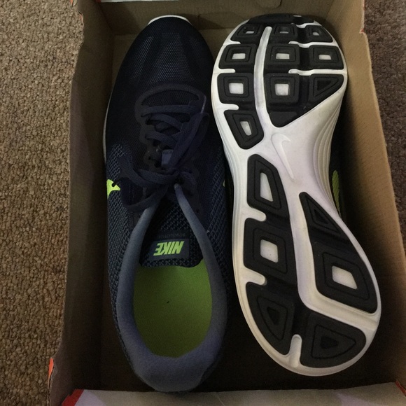 Nike shoes - Picture 2 of 3