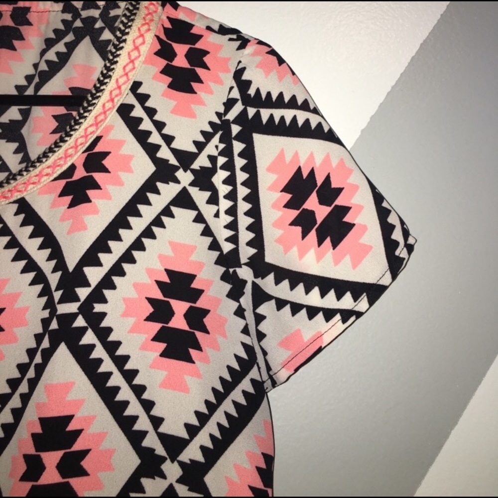 Beautiful Aztec top - Picture 3 of 4