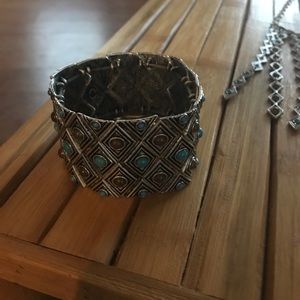 Necklace, bracket set