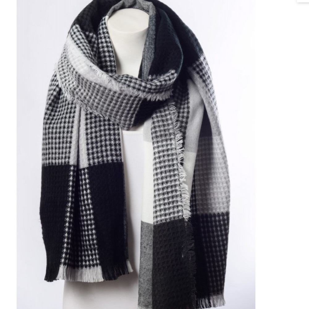 Last 1πBLACK AND WHITE WAFFLE PRINT BLANKET SCARF - Picture 2 of 2