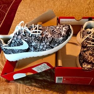Woman's Nike Roshe shoes