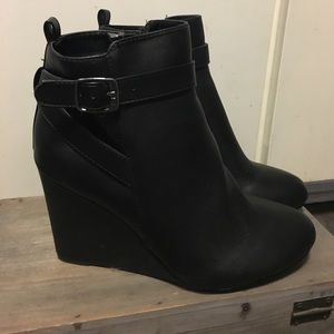 Black wedge booties!!