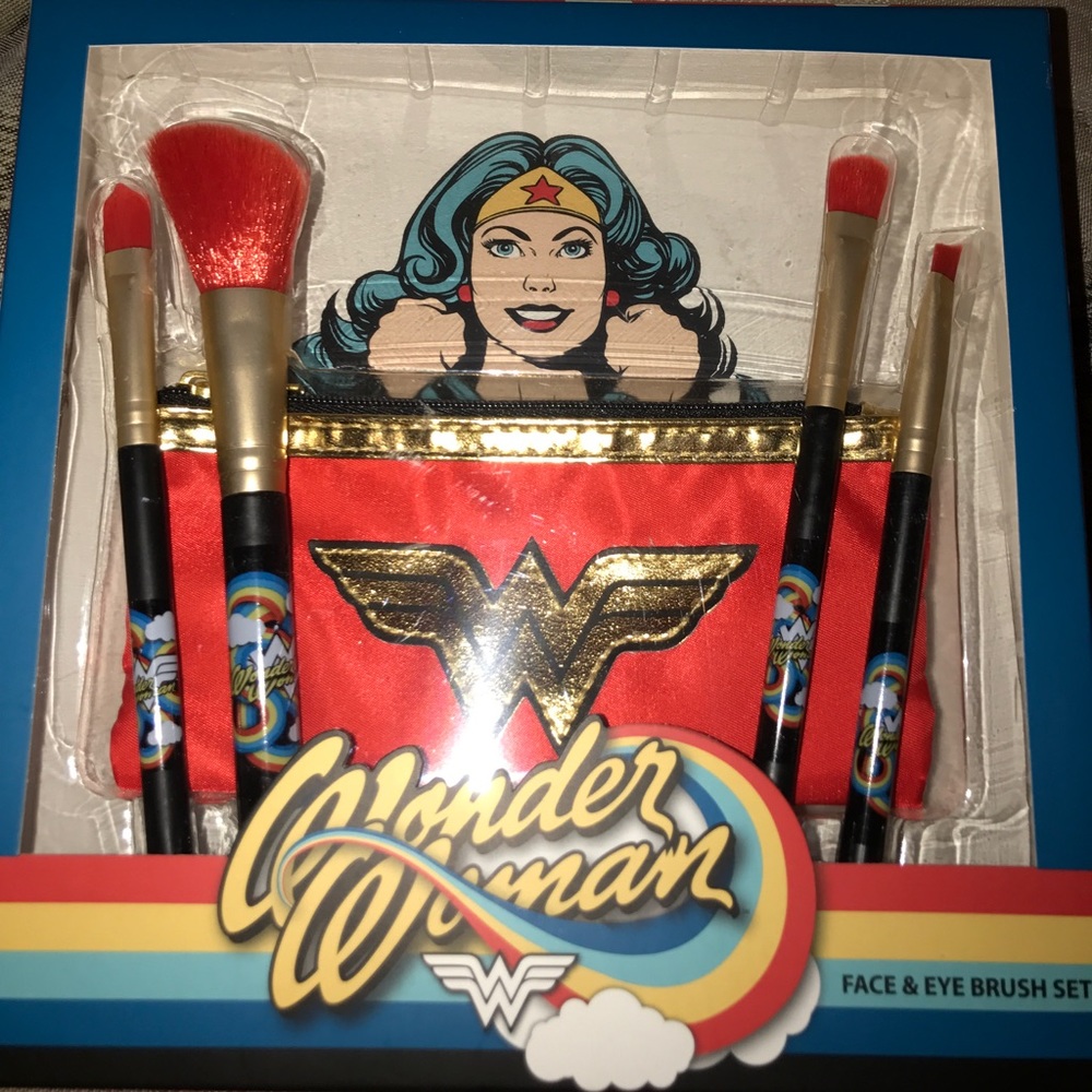 Wonder Woman make up brush set comes w holder