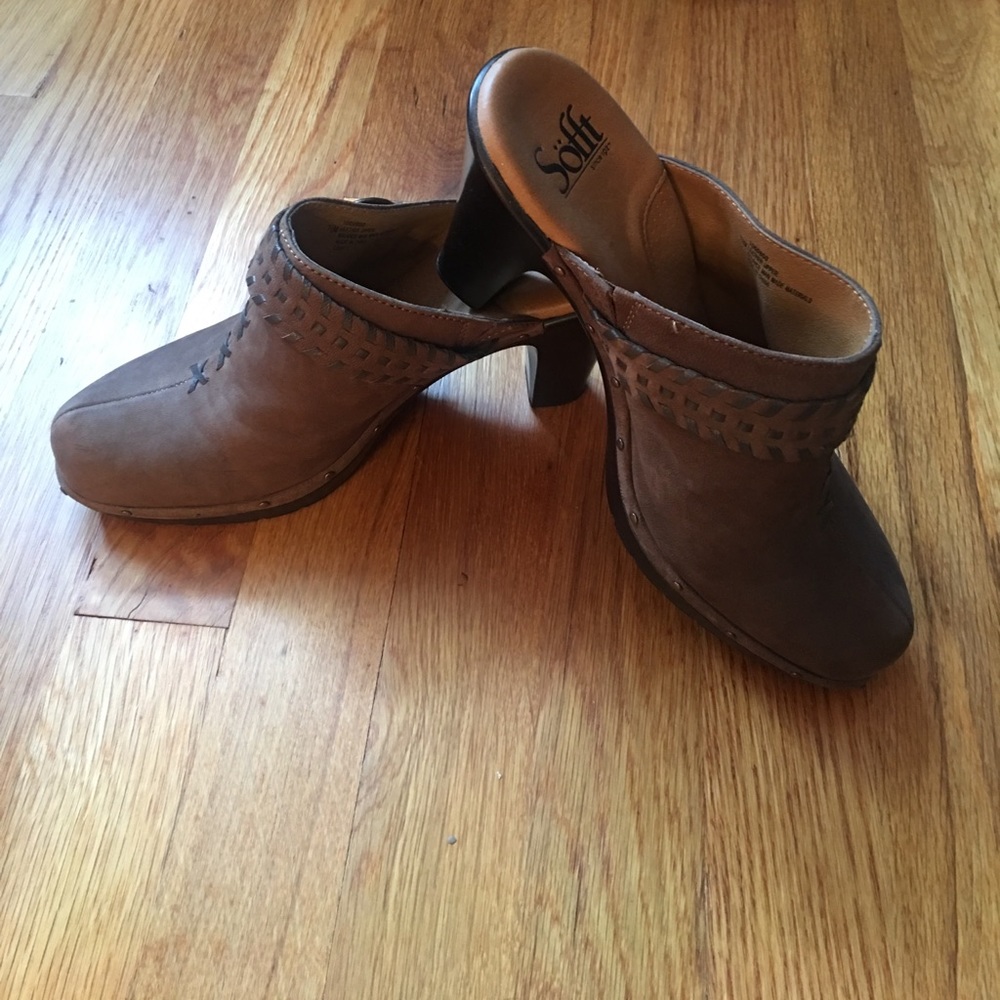 Heel brown clog