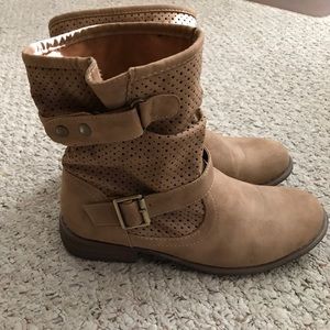 Skechers size 8 tan ankle boots