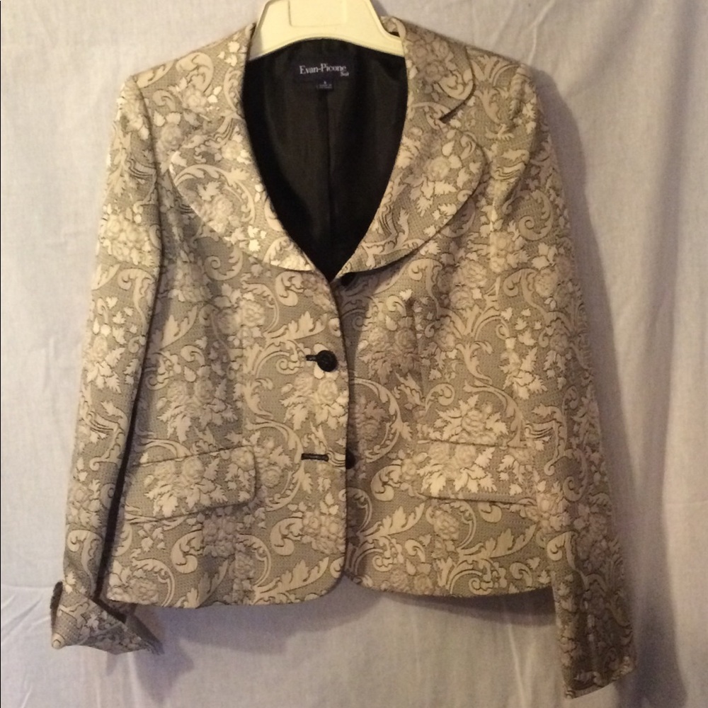Evan Picone suit. Size 6. Made in Vietnam
