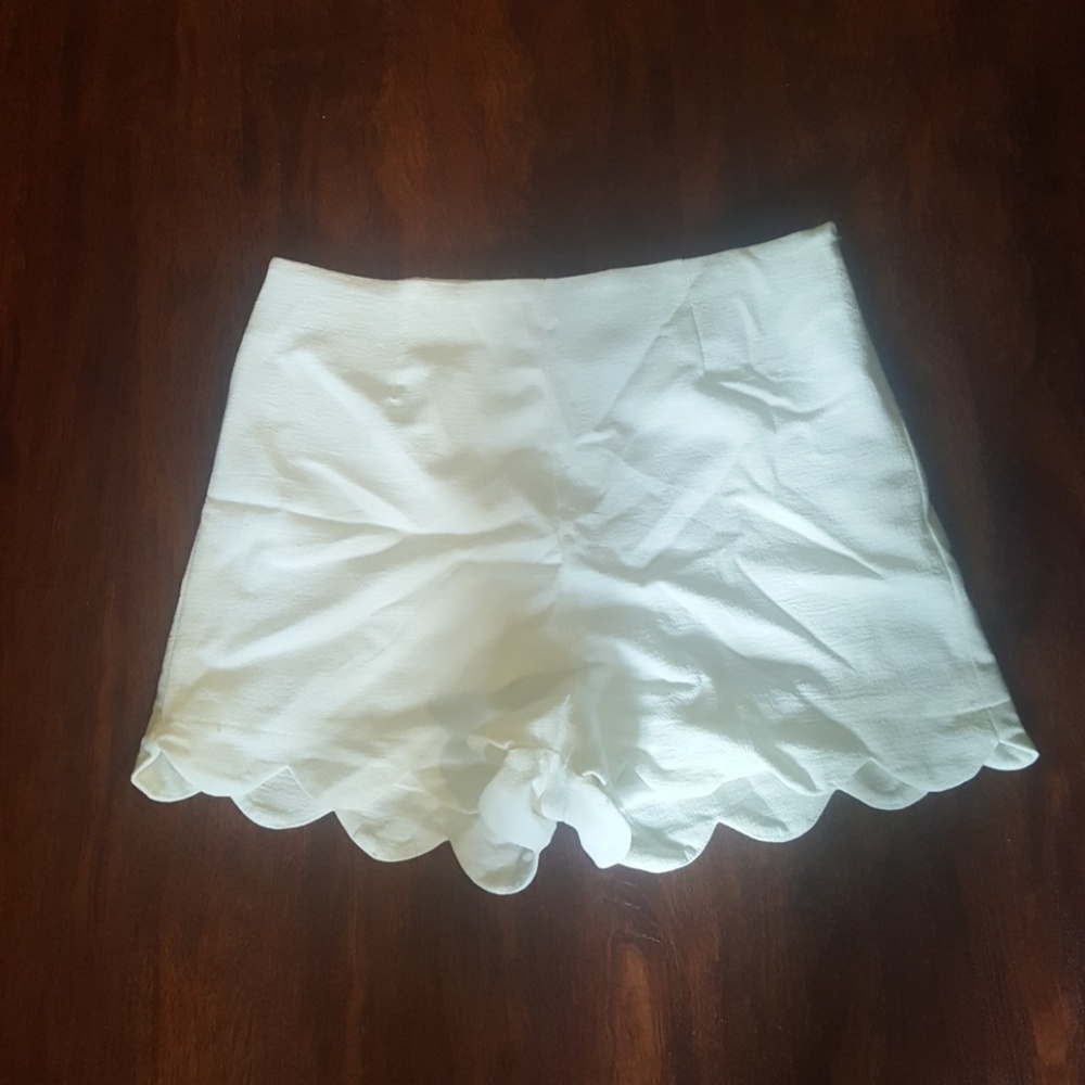 Monteau White Scalloped Shorts XL