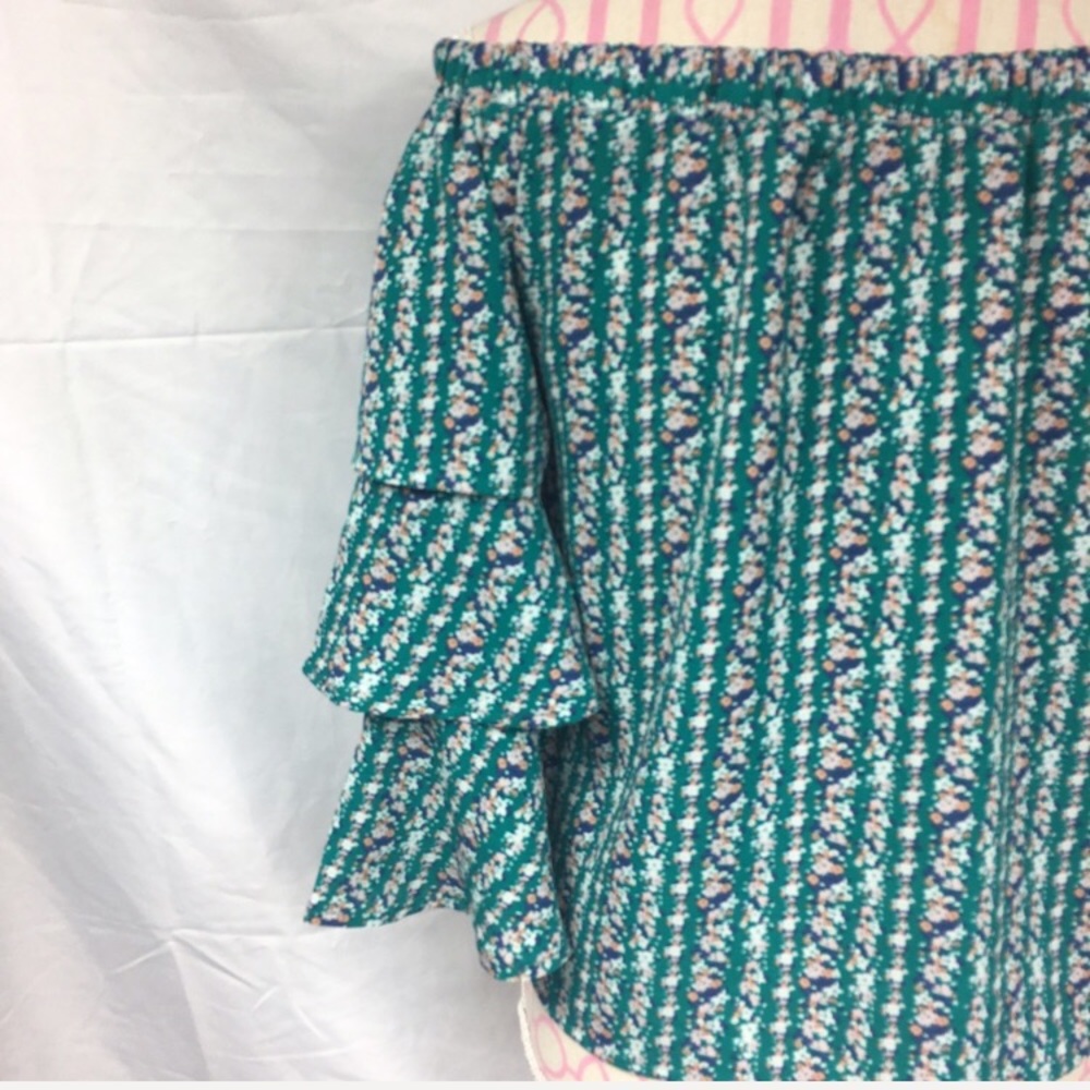 New Romeo & Juliet Couture Top Size Small - Picture 7 of 7