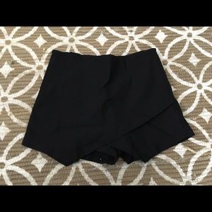 Black envelope shorts/skort