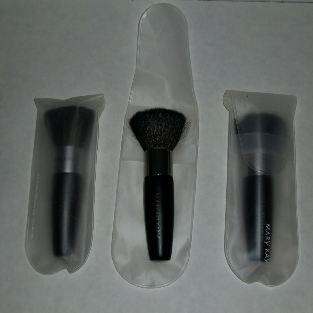 Mary Kay mineral powder foundation brush NWOT