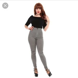 Size USXS/UK8 - Collectif Maddie Gingham Trousers