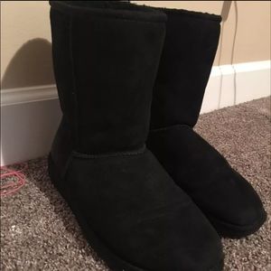 Black short UGGS