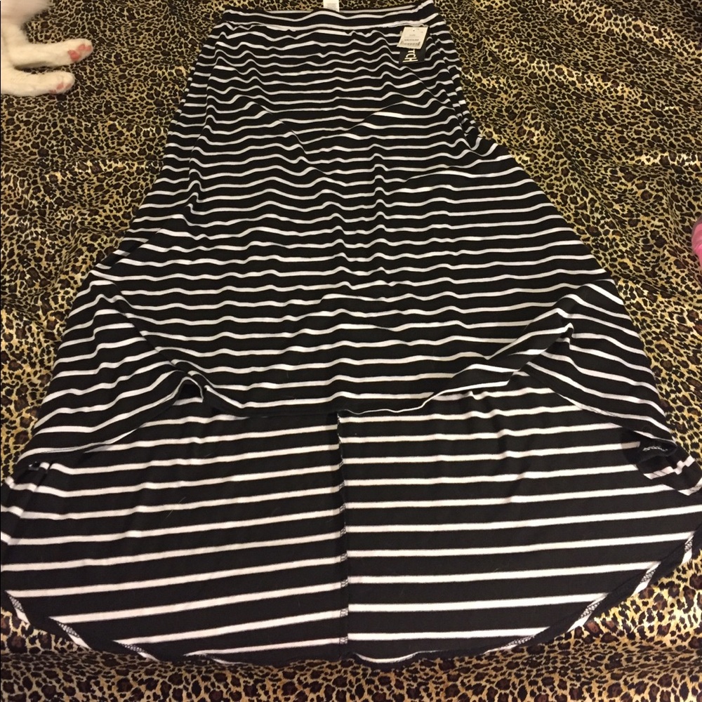 🆑FINAL PRICE‼️ Black and white striped high low Skirt - Picture 3 of 6