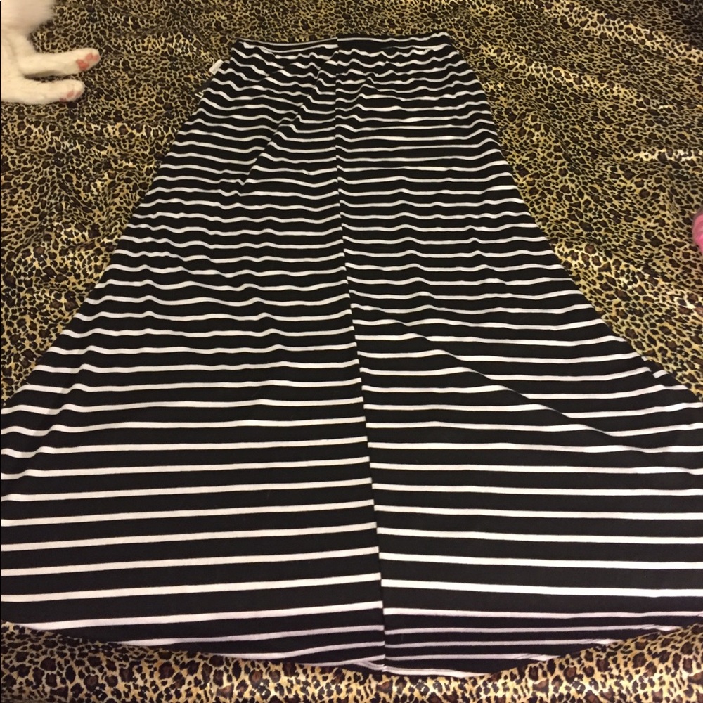 🆑FINAL PRICE‼️ Black and white striped high low Skirt - Picture 4 of 6