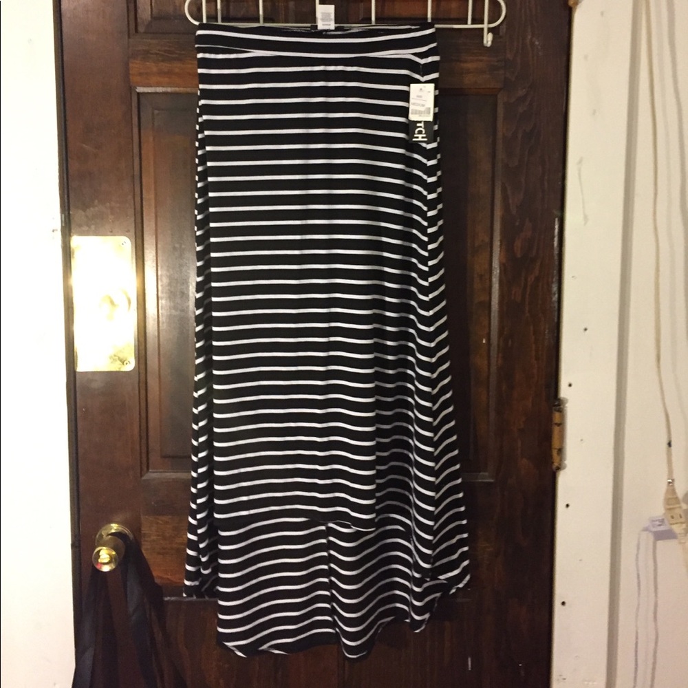 🆑FINAL PRICE‼️ Black and white striped high low Skirt - Picture 5 of 6