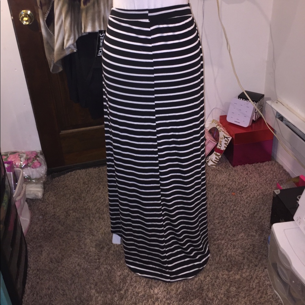 🆑FINAL PRICE‼️ Black and white striped high low Skirt - Picture 2 of 6