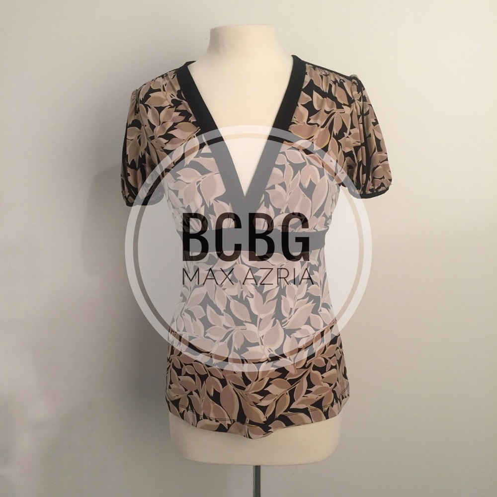 BCBG short slv knit printed V-neck top
