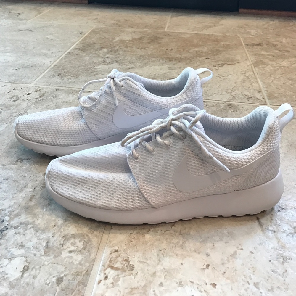 White nike  roshes