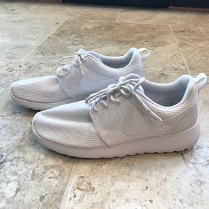 White nike  roshes