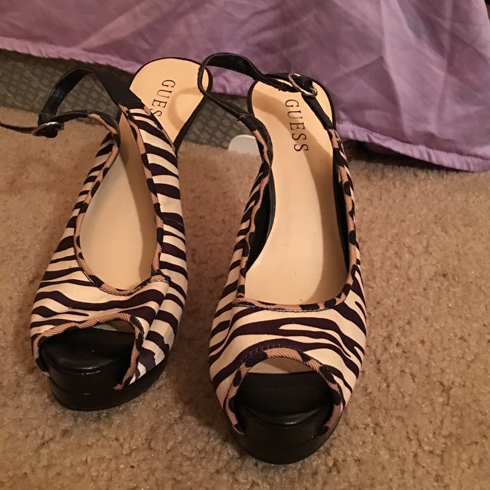 Guess pumps