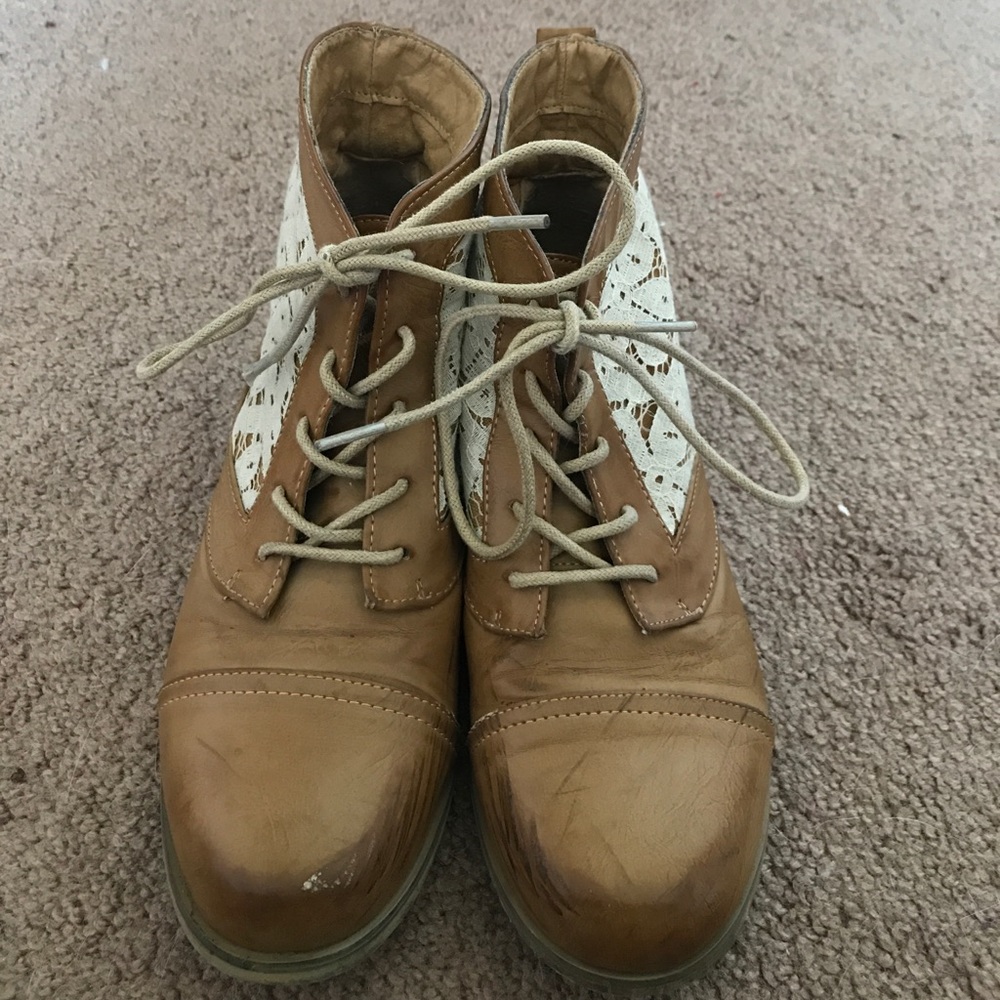 Lace combat boots