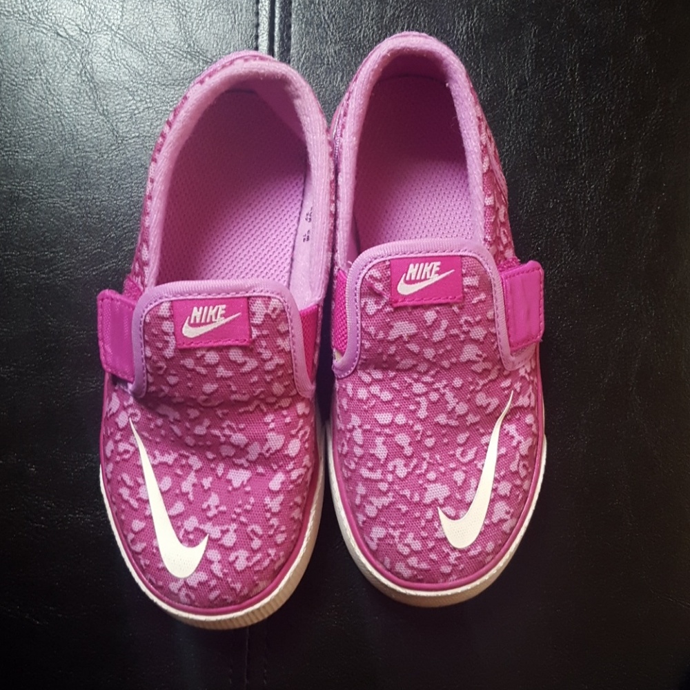 Girls Nike slip-ons