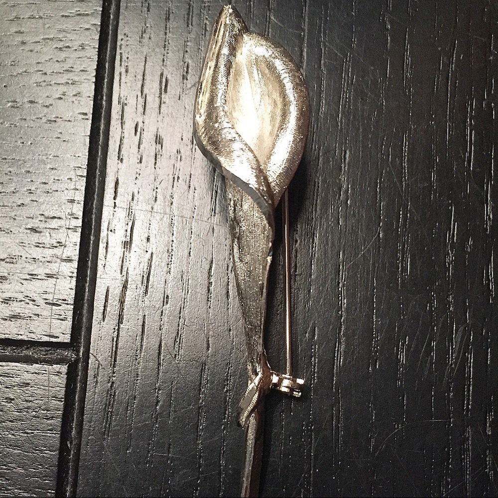 Vintage silver single lily brooch