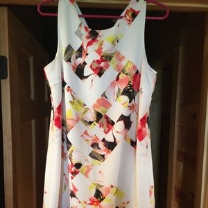 Vince Camuto size 8 white with pattern dress