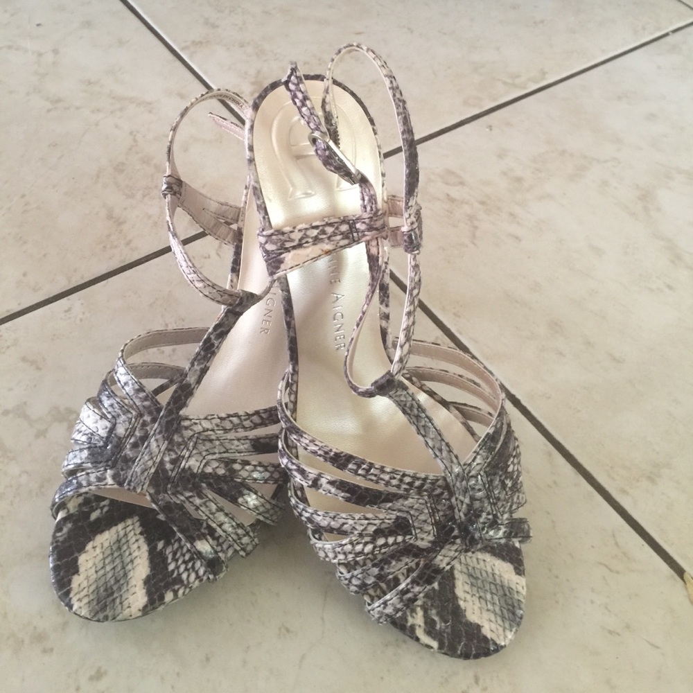 New!! Erienne Aigner snake low heels