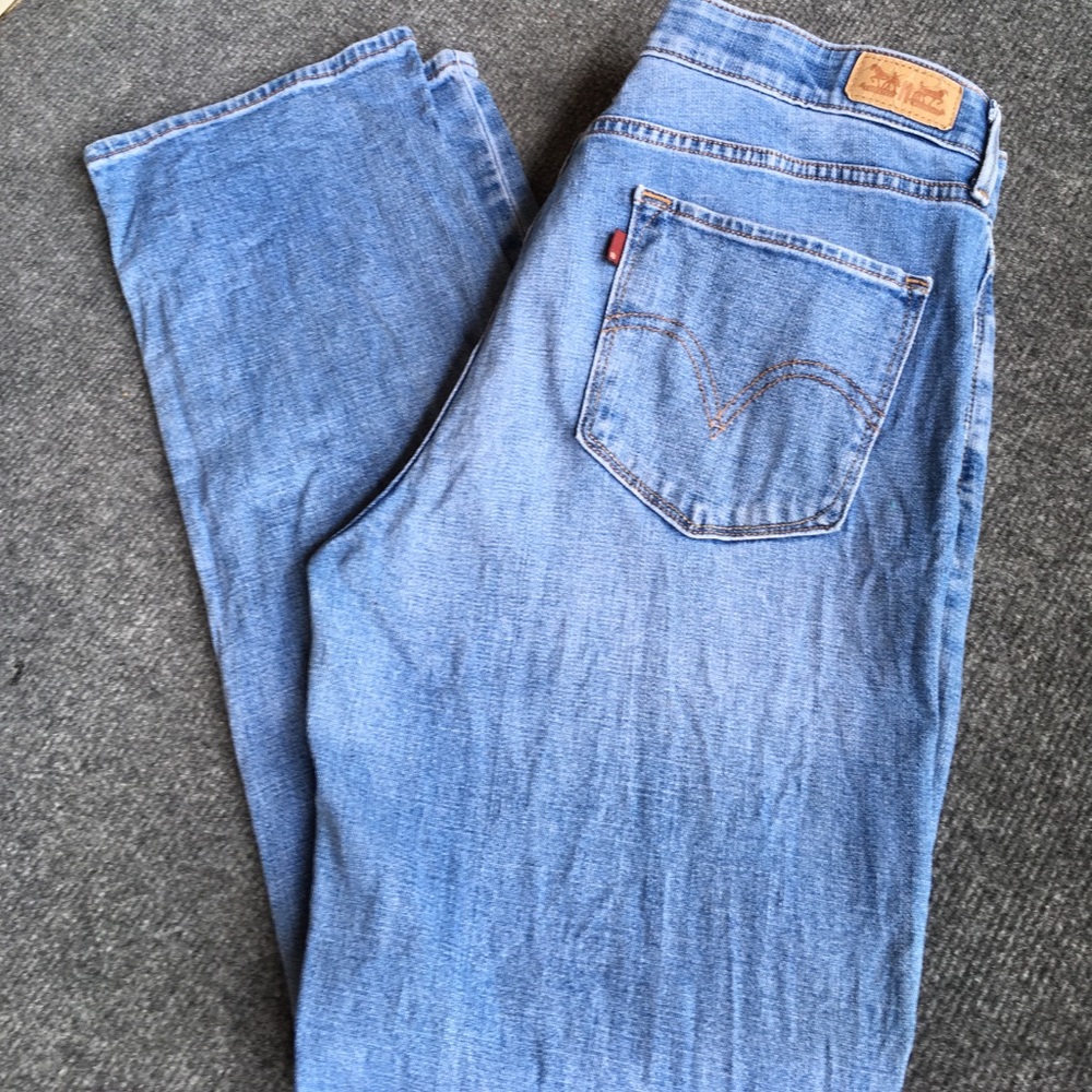 525 perfect waist- straight leg Levi's