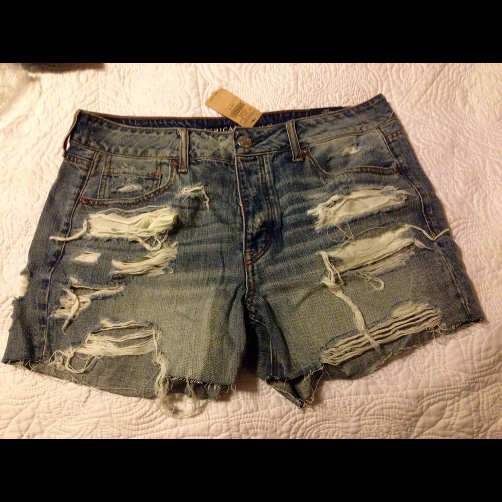 New with tags American Eagle distressed shorts!