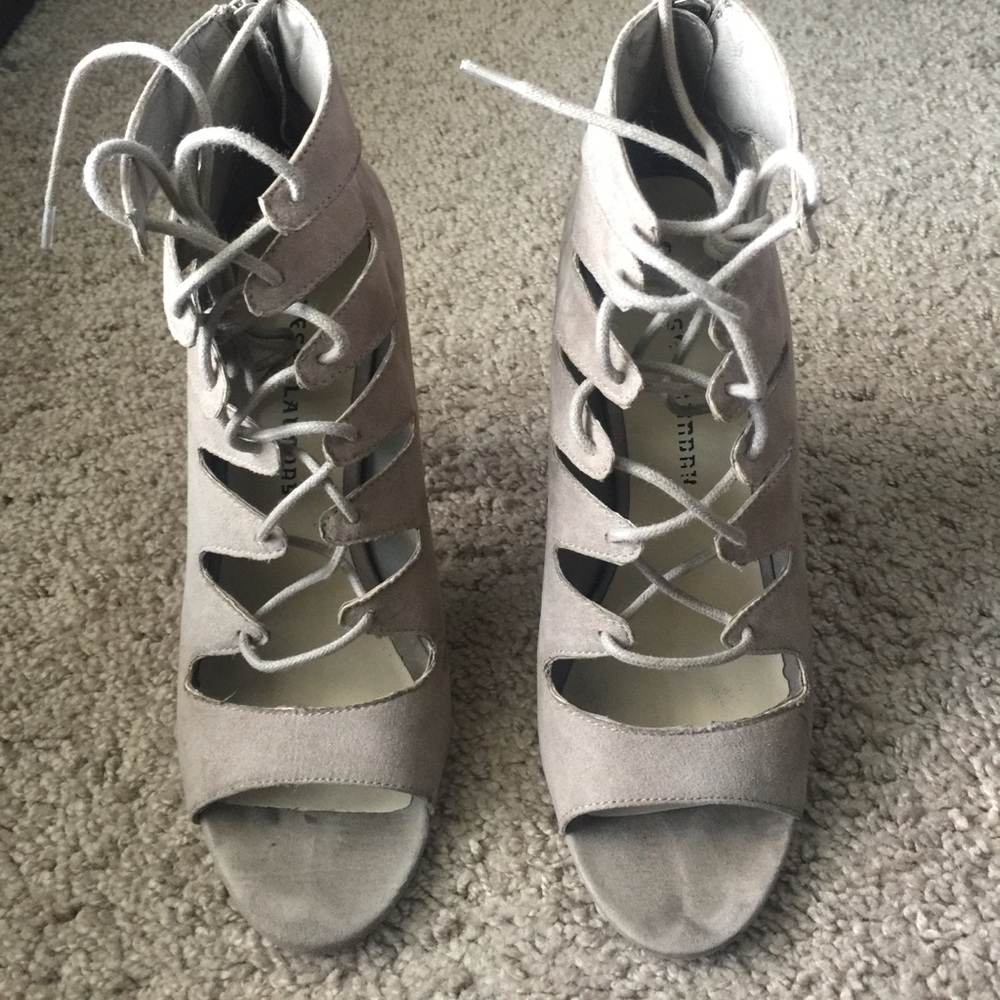 Super cute nude heels!