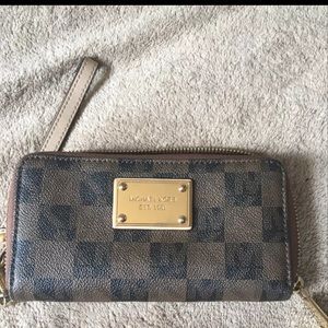 Michael kors wristlet wallet