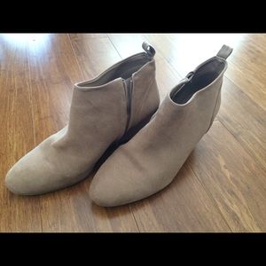 Neutral wedge ankle boots!