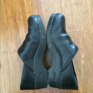 Dansko closed back clogs!