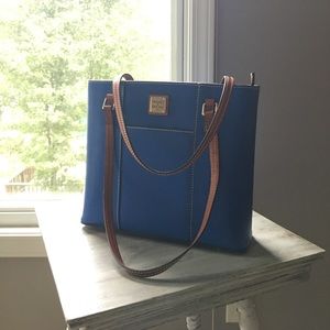 🆕💯Authentic Gorgeous Dooney&Bourke!!