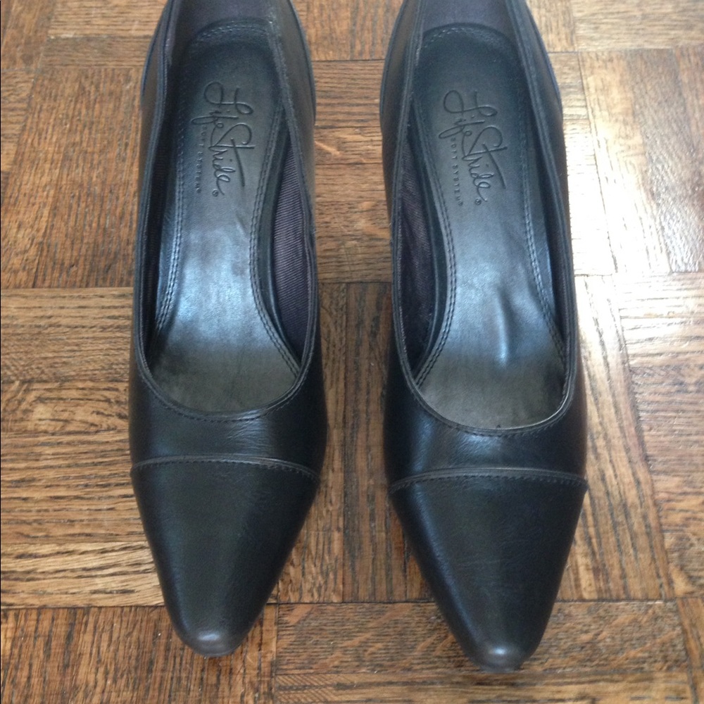 Like new black pumps