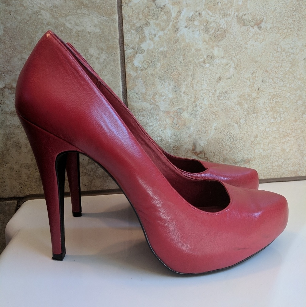 Red pumps