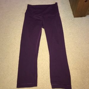 Size 8 Lululemon 3/4 cropped highwaisted leggings.