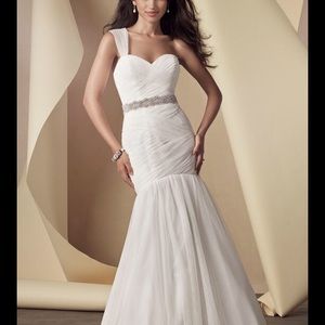 Brand New, Never Worn Alfred Angelo Wedding Gown!