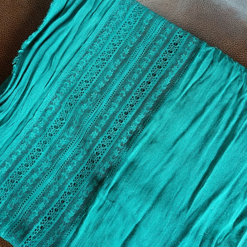 Lace detailed scarf