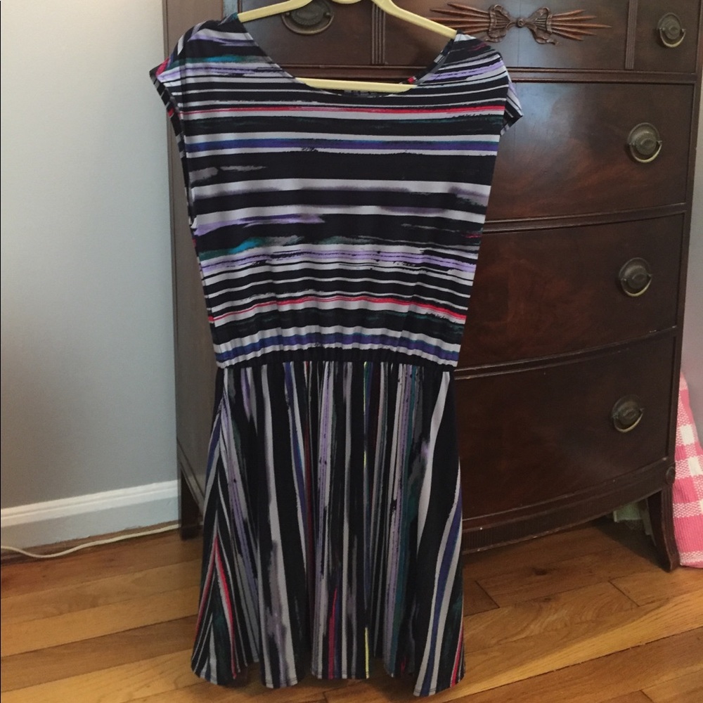 Colorful flattering cap sleeved summer dress